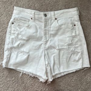 American Eagle mom shorts in white. Size 8 with a 4 inch inseam.